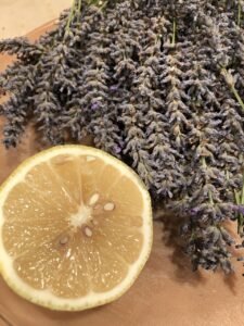 Rodaja de cítrico y lavanda: fuentes de limoneno y linalool.